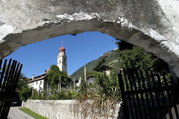 Eingang Gaudenttenturm mit Pfarrkirche